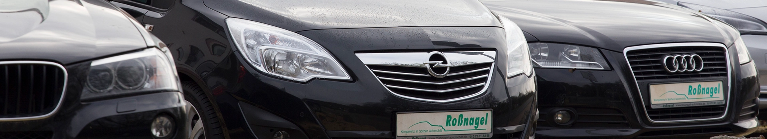 Mehrere Fahrzeuge von Autohaus Rossnagel stehen nebeneinander.