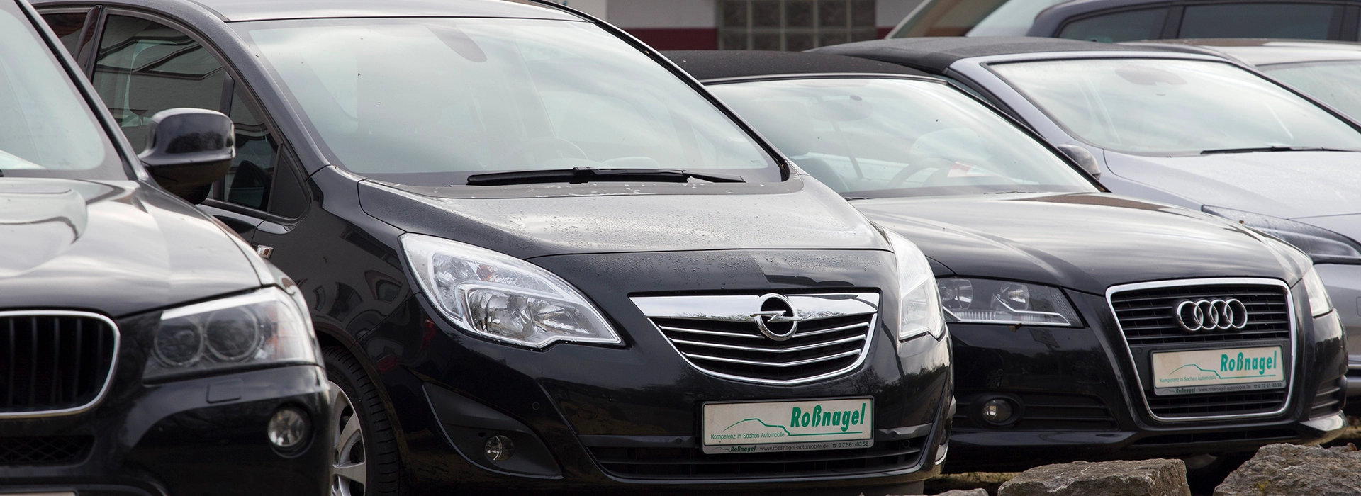 Opel Fahrzeuge stehen nebeneinander, während das in der Mitte im Fokus liegt